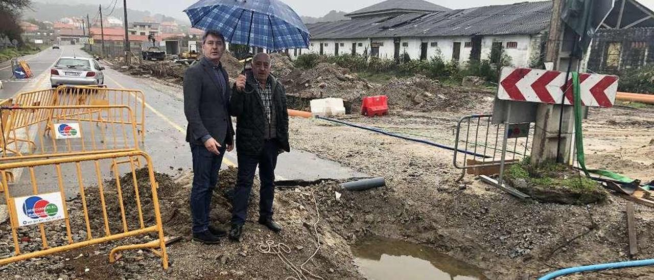 José Cacabelos y Juan Otero en el lugar donde se construye el nuevo pozo de saneamiento. // Muñiz