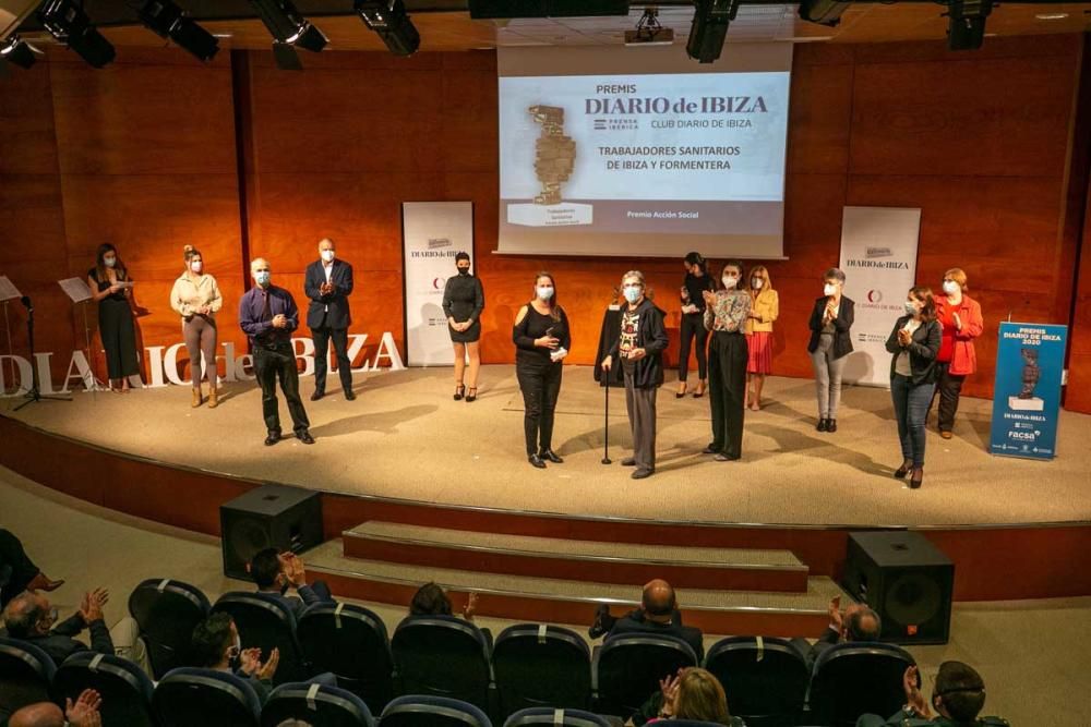 Foto de todos los trabajadores sanitarios del Área de Salud de Eivissa y Formentera y de la Policlínica Nuestra Señora del Rosario con Christian Bernard Radtke, que padeció coronanavirus y fue el encargado de dar las estatuillas del Premio a la Acción Social. Sostiene la estatuilla Inmaculada Muñoz ( técnica de laboratorio del Área de Salud de Eivissa y Formentera.De izquierda a derecha: Elena Gregori (la presentadora), Susana Mingo, Antonio Cordero, Adolfo Moreno, Sonia Sancho, Inmaculada Muñoz, Christian Bernard Radtke, Asunción Pablos, Rosa Padilla, Montserrat Viñals, Laura Roig y Adriana Martín.