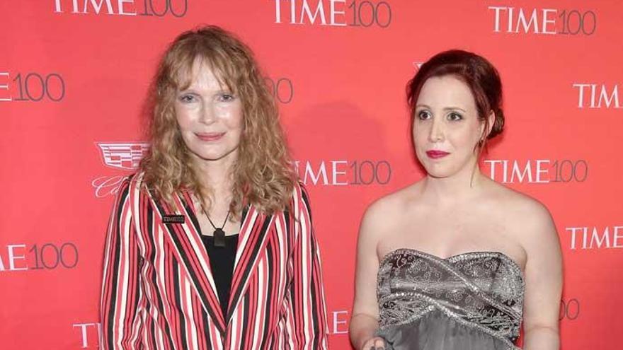 Dylan Farrow, junto a su madre la actriz Mia Farrow.