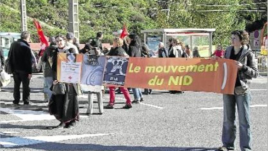 Els manifestants van tallar el trànsit en un sentit de la marxa i van repartir fulletons entre els conductors.