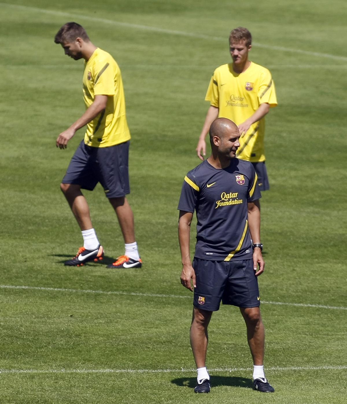 Uri Rosell, junto a Piqué y Guardiola en un entrenamiento