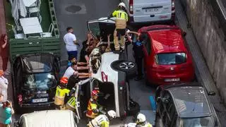 Los bomberos rescatan a las ocupantes de un coche volcado en Juan Flórez