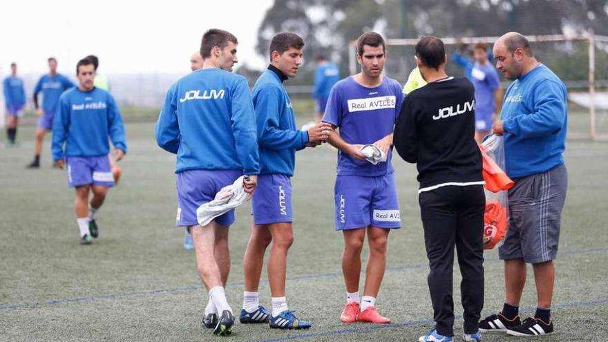 Otero, de espaldas, es seria duda para recibir al líder Colunga, y Marcos Torres, de frente, es baja.