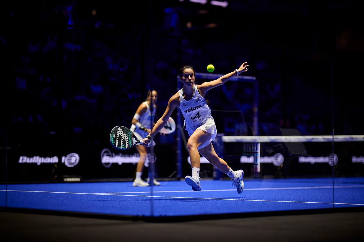 Claudia Fernández salva una bola durante las semifinales