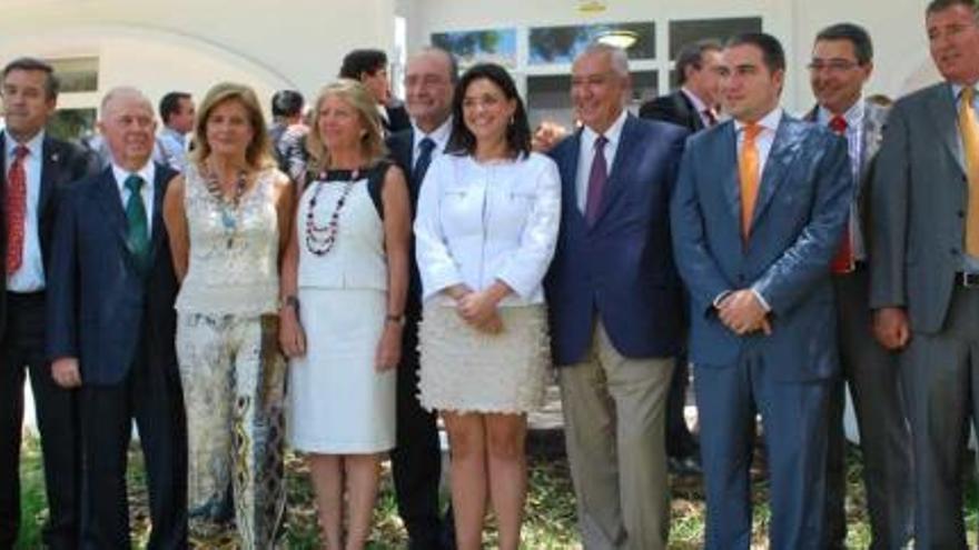 El nuevo equipo de gobierno de la Mancomunidad posó con el presidente del PP-A, Javier Arenas, y el presidente de la Diputación de Málaga, Elías Bendodo.