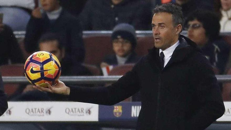 Luis Enrique sostiene el balón durante el partido de ayer.