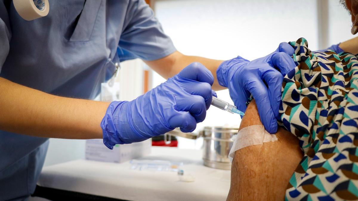 Sanidad inicia el 14 de octubre la vacunación frente a la gripe y la Covid-19 con prioridad para los grupos de riesgo