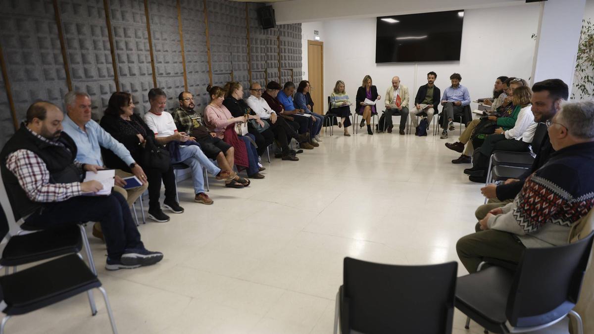 Participantes en la mesa ciudadana, con el edil Rodrigo Pintueles al fondo (en el centro)
