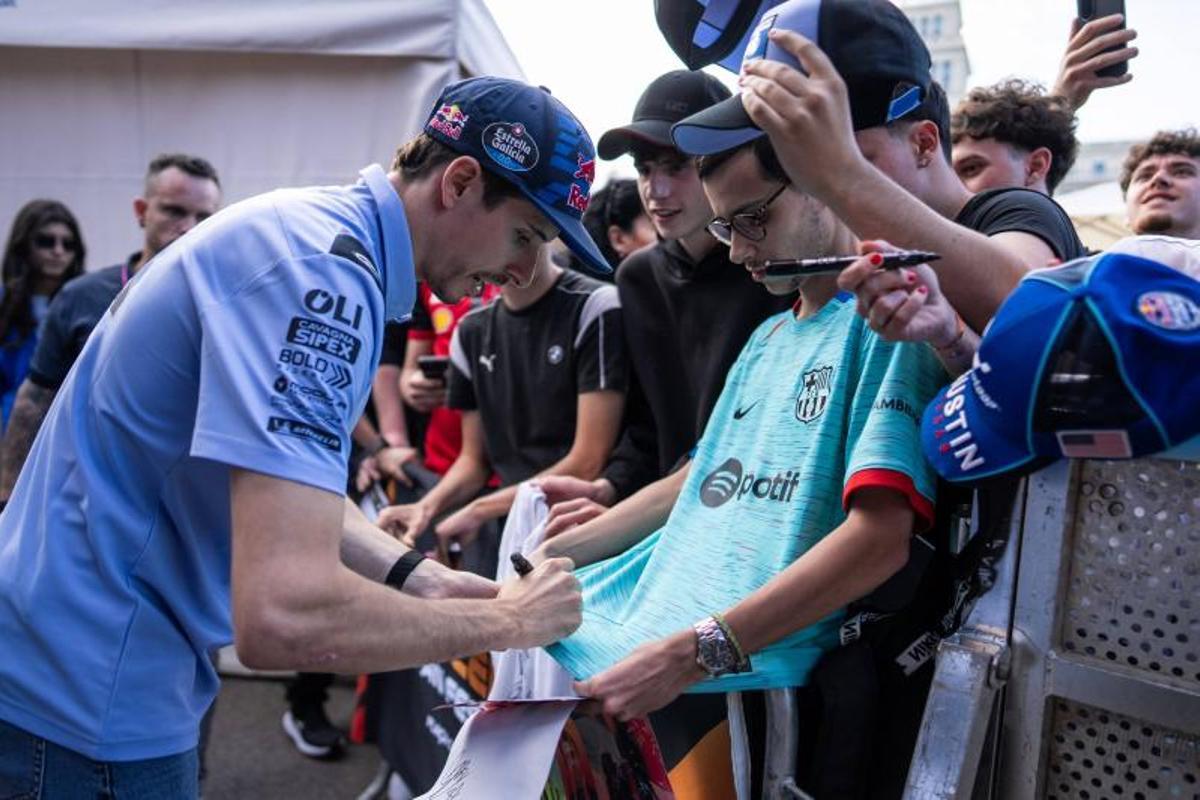 Los pilotos Dani Holgado, Pedro Acosta, Joan Mir, Àlex Rins, Jorge Martín y Àlex Márquez participan en la Fan Fest 2026 de MotoGP en la Plaça de Catalunya