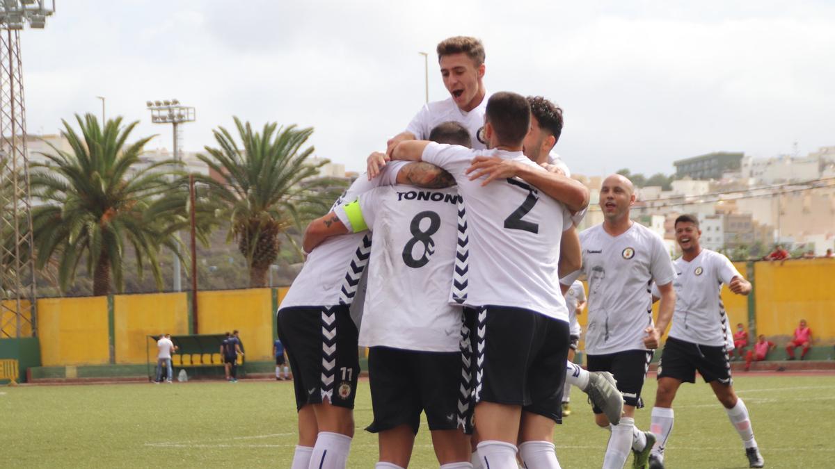 Gol de Nauzet Alemán en el ascenso del Arucas CF a Tercera División