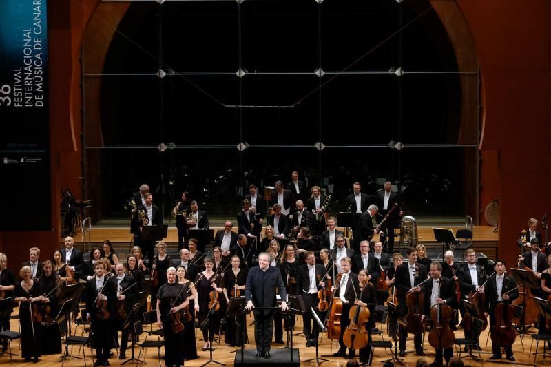 Las Palmas de Gran Canartia. El director Juanjo Mena dirige a la Sinfónica de la Radio Danesa, con el violinista Mark Simpson como solista, y obras de Gade, Nielsen y Schubert  | 28/01/2020 | Fotógrafo: José Carlos Guerra