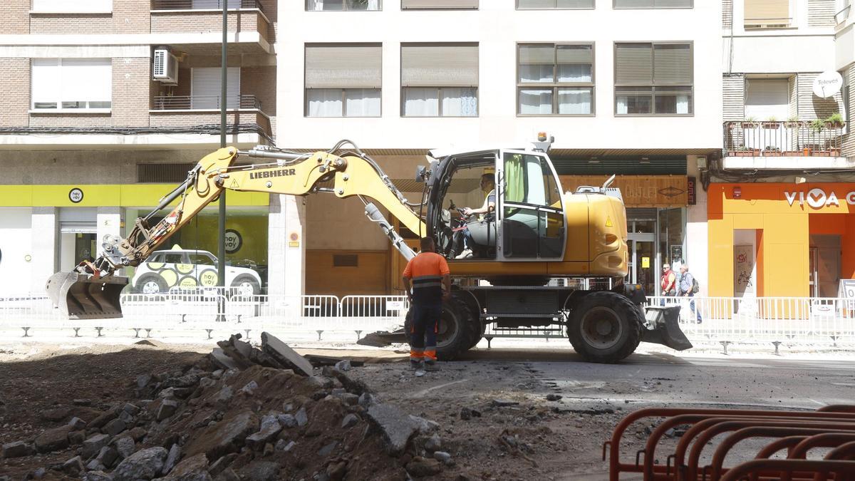 Las obras en Hernán Cortés varios días después del reventón (29-8-23)
