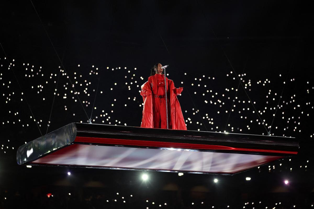 Rihanna revela su segundo embarazo en su regreso musical en la Super Bowl