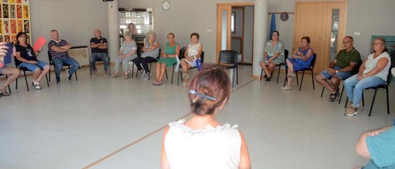 Los vecinos se reunieron en el centro social de Faxilde para abordar las deficiencias del lugar.