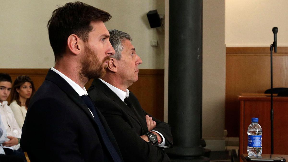 Leo Messi junto a su padre, en el banquillo de los acusados.