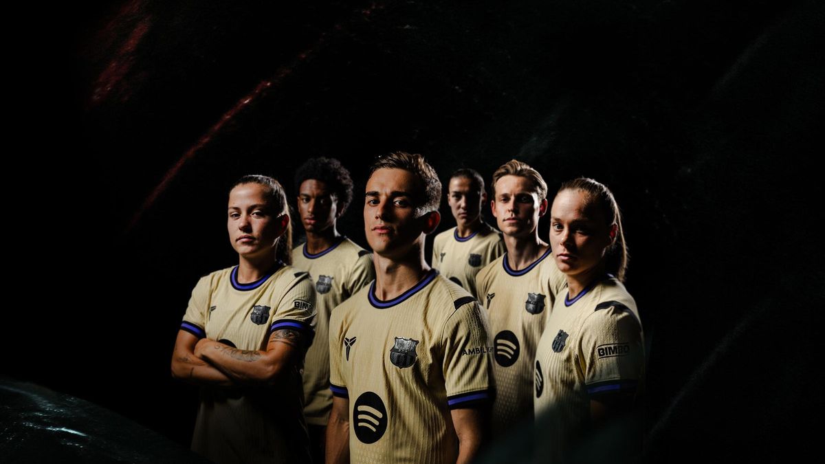 Jugadores y jugadoras del FC Barcelona con la segunda equipación para la temporada 2025/26