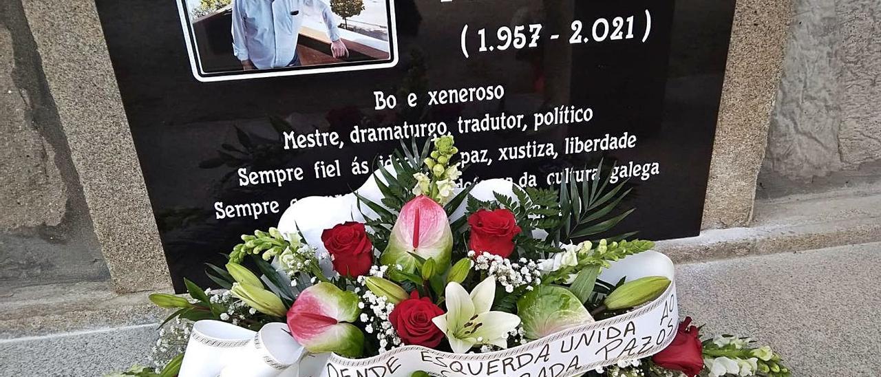 La lápida en el cementerio de Coiro que recuerda al alcalde de Cangas.   | //