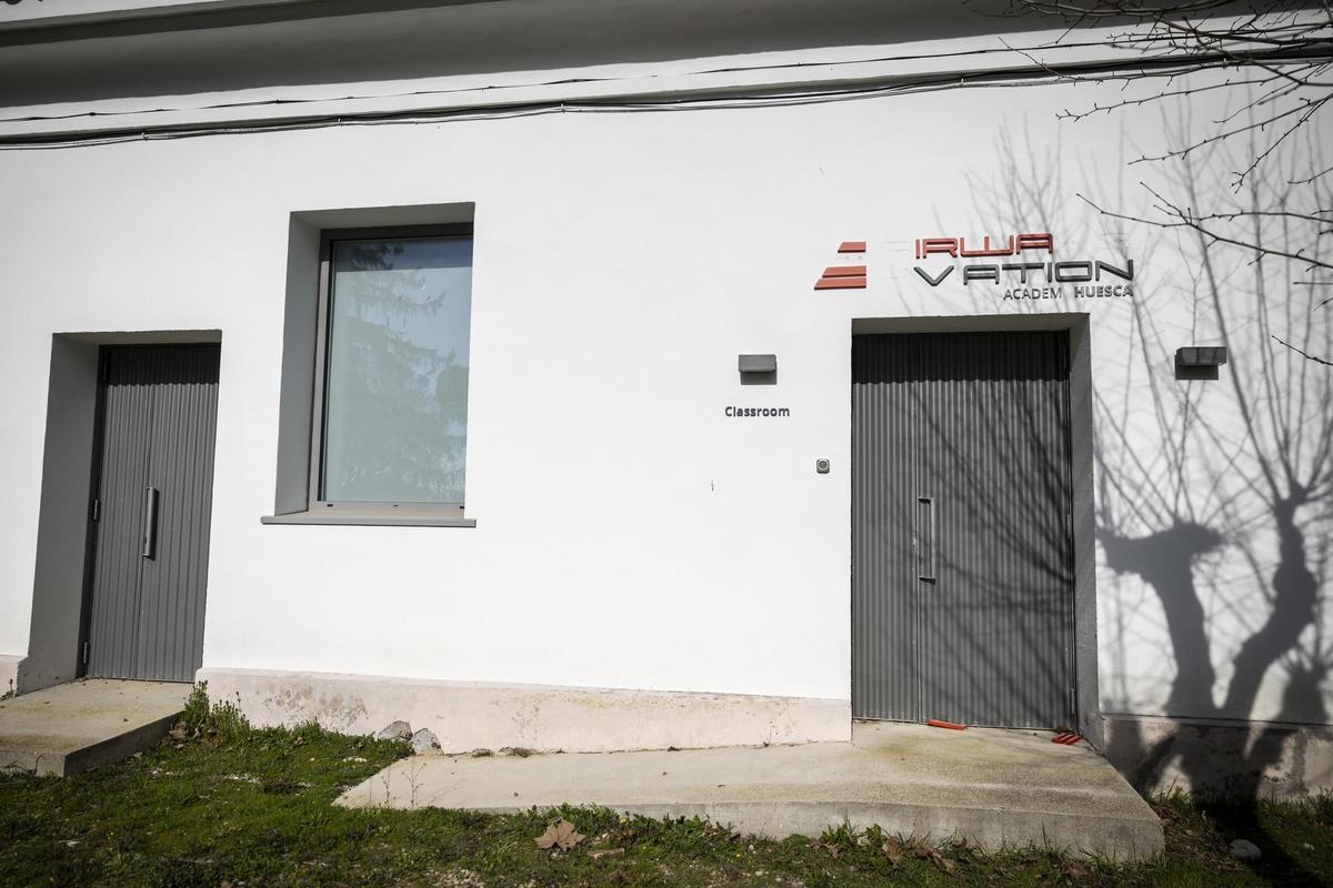 En imágenes | Así está la abandonada escuela de aviación del Aeropuerto de Huesca