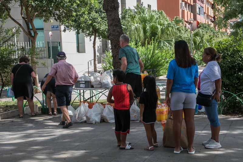 La crisis energética y la inflación llenan las colas del hambre de València