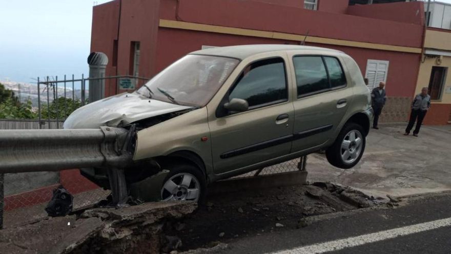 A car crashes into a guardrail