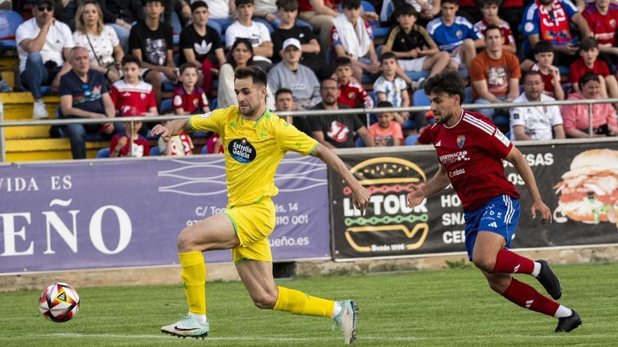 Iván Barbero pugna por una pelota, mientras le persigue un jugador del Teruel. |  // LOF