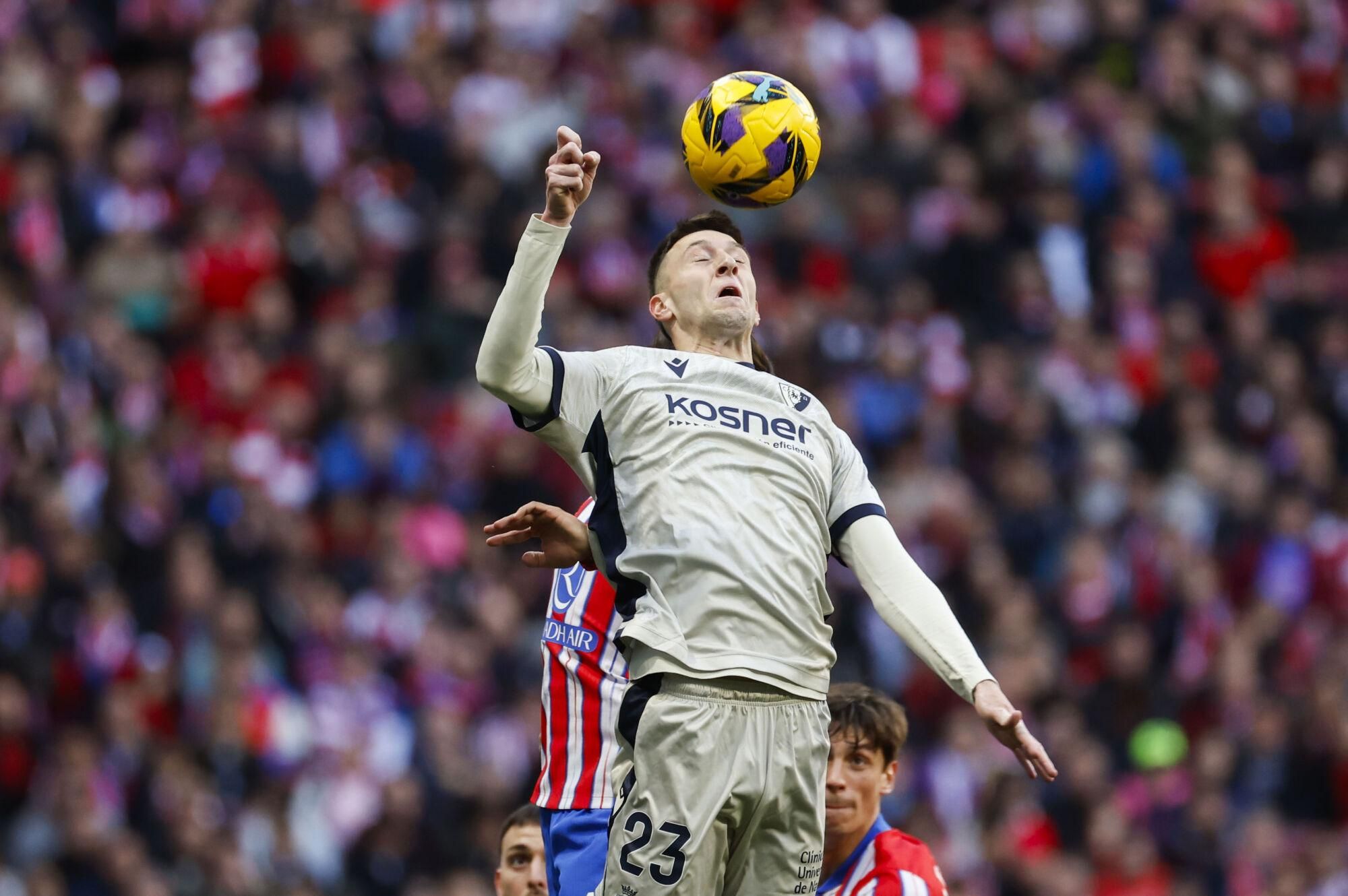 MADRID , 12/01/2025.- El defensa de Osasuna Abel Bretones durante el partido de LaLiga entre el Atlético de Madrid y el Osasuna, este domingo en el Riyadh Air Metropolitano de Madrid.EFE/ Juanjo Martín
