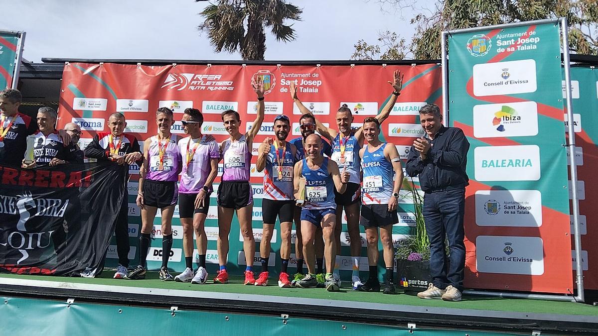 El CA Gandia Alpesa, a la derecha en el podio, en la ceremonia de entrega de premios