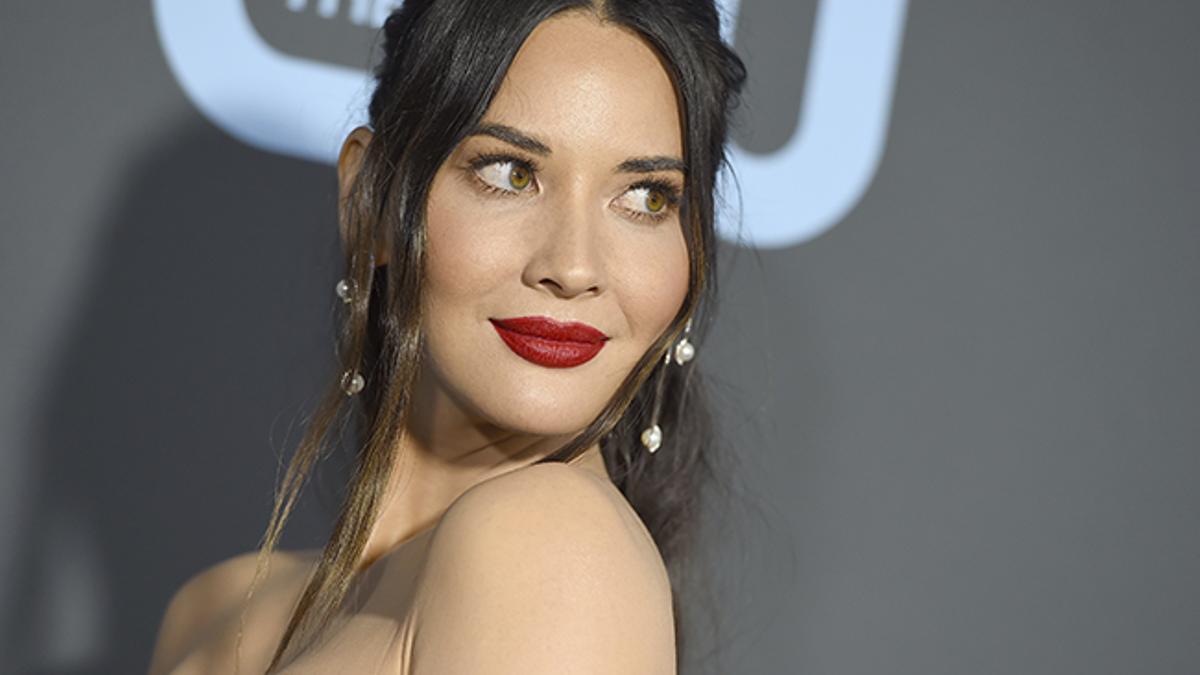 La actriz Olivia Munn con coleta