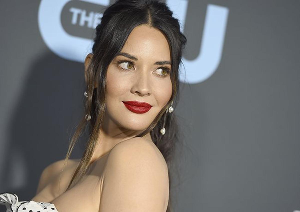 La actriz Olivia Munn con coleta