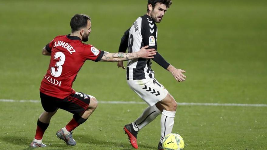 El defensa Iago Indias maniobra ante un rival en un encuentro en el estadio municipal Castalia.