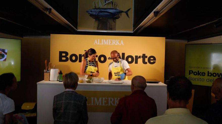 La influencer Reyes de Vicente y el jefe de pescaderías Armando Prendes, durante el taller culinario. | MARA VILLAMUZA