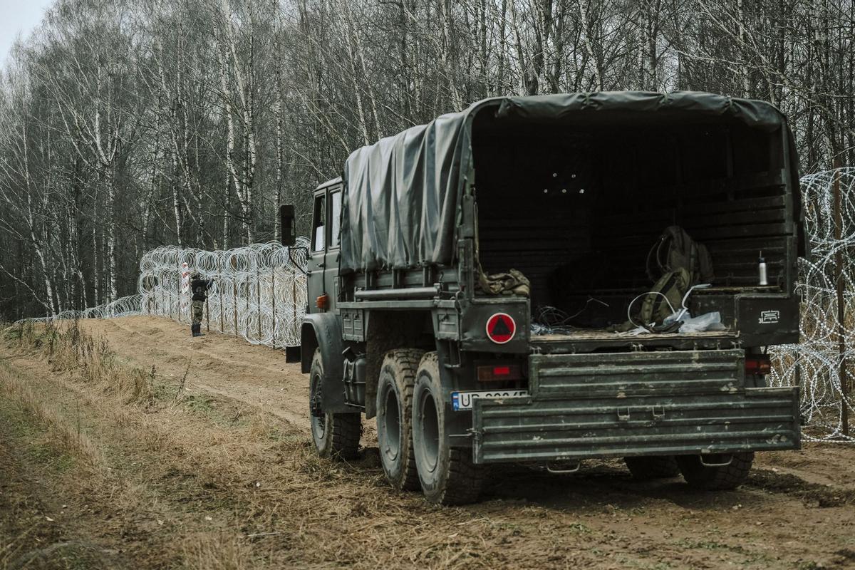 Soldados del ejército polaco arreglan bobinas de alambre de púas en una valla a lo largo de la frontera polaca, con el enclave ruso de Kaliningrado, cerca de Zerdziny, Polonia