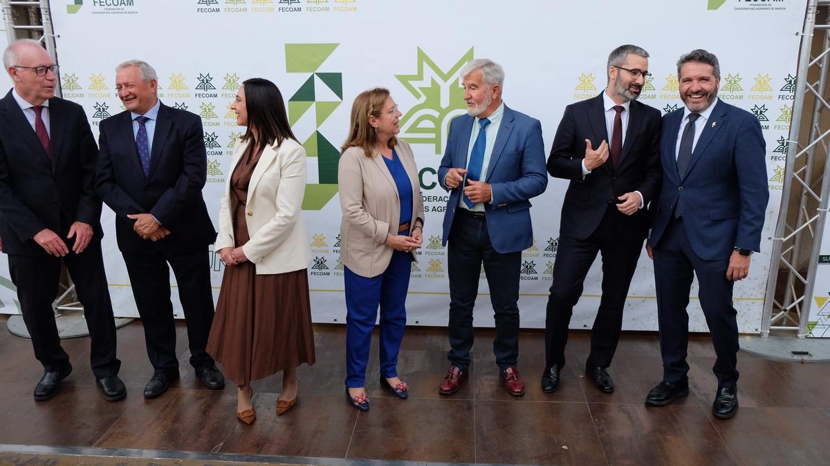 El presidente de Fecoam, junto a la presidenta de la Asamblea, la consera Sara Rubira y el delegado del Gobierno, Francisco Lucas, entre otras autoridades políticas u del sector.