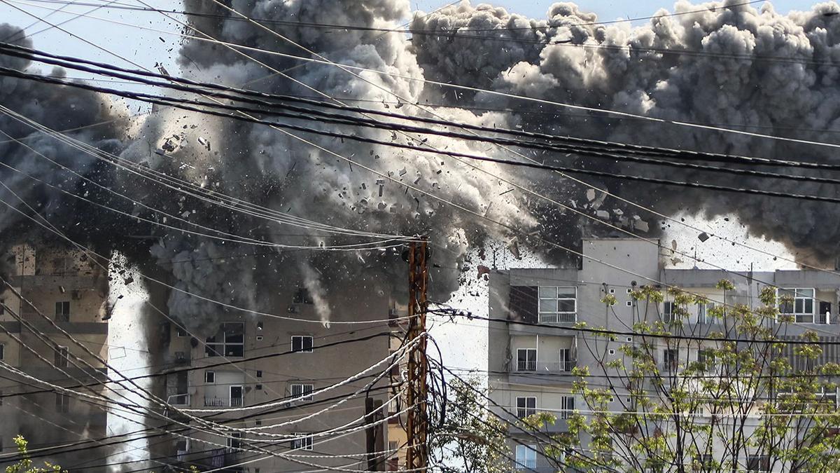 Un edificio alcanzado por un ataque aéreo de Israel en Abbasiyeh, a las afueras del sur de la ciudad libanesa de Tyre Un edificio alcanzado por un ataque aéreo de Israel en Abbasiyeh, a las afueras del sur de la ciudad libanesa de Tyre
