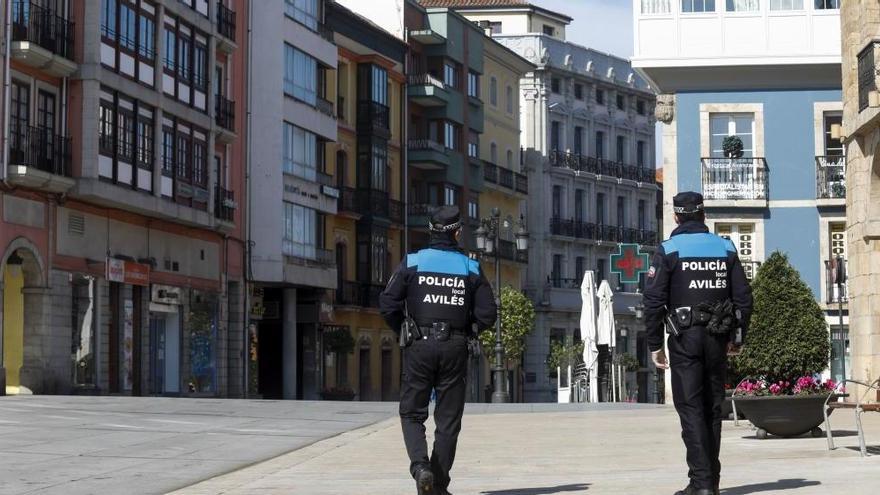 Dos agentes de la Policía Local de Avilés en la plaza de España