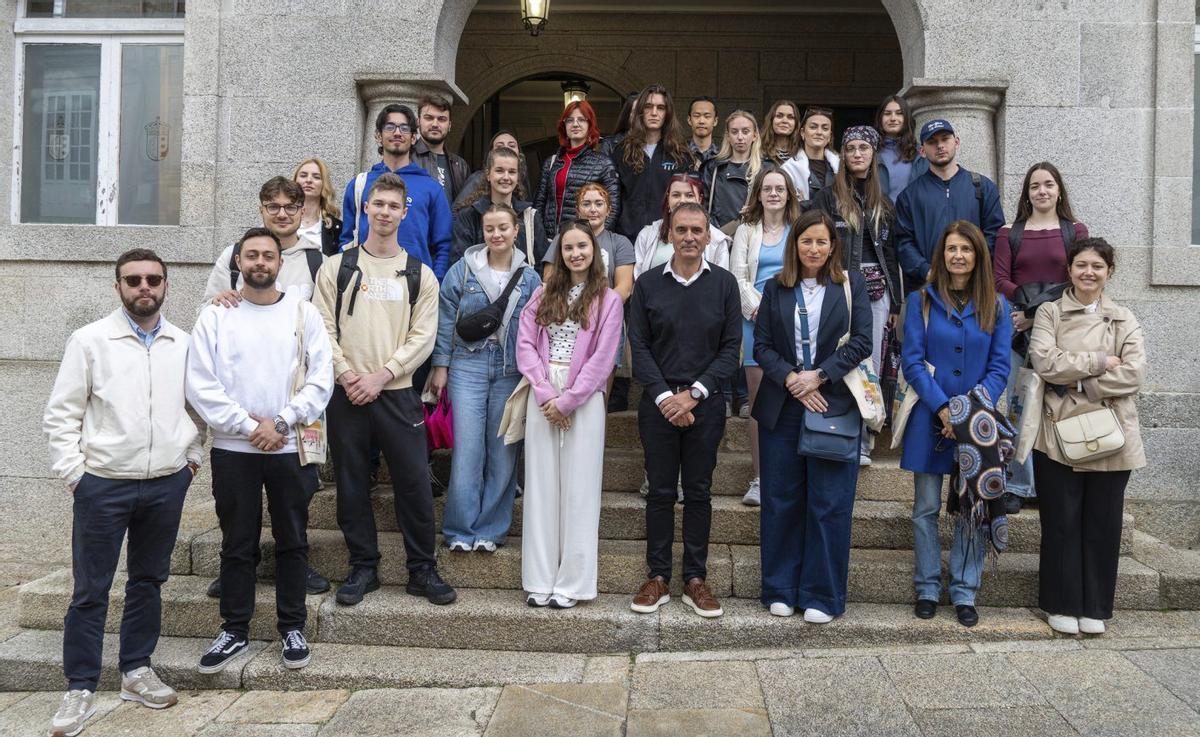 El alcalde, Enrique Cabaleiro, recibió a los 40 alumnos y profesores que participan en la iniciativa. | FARO