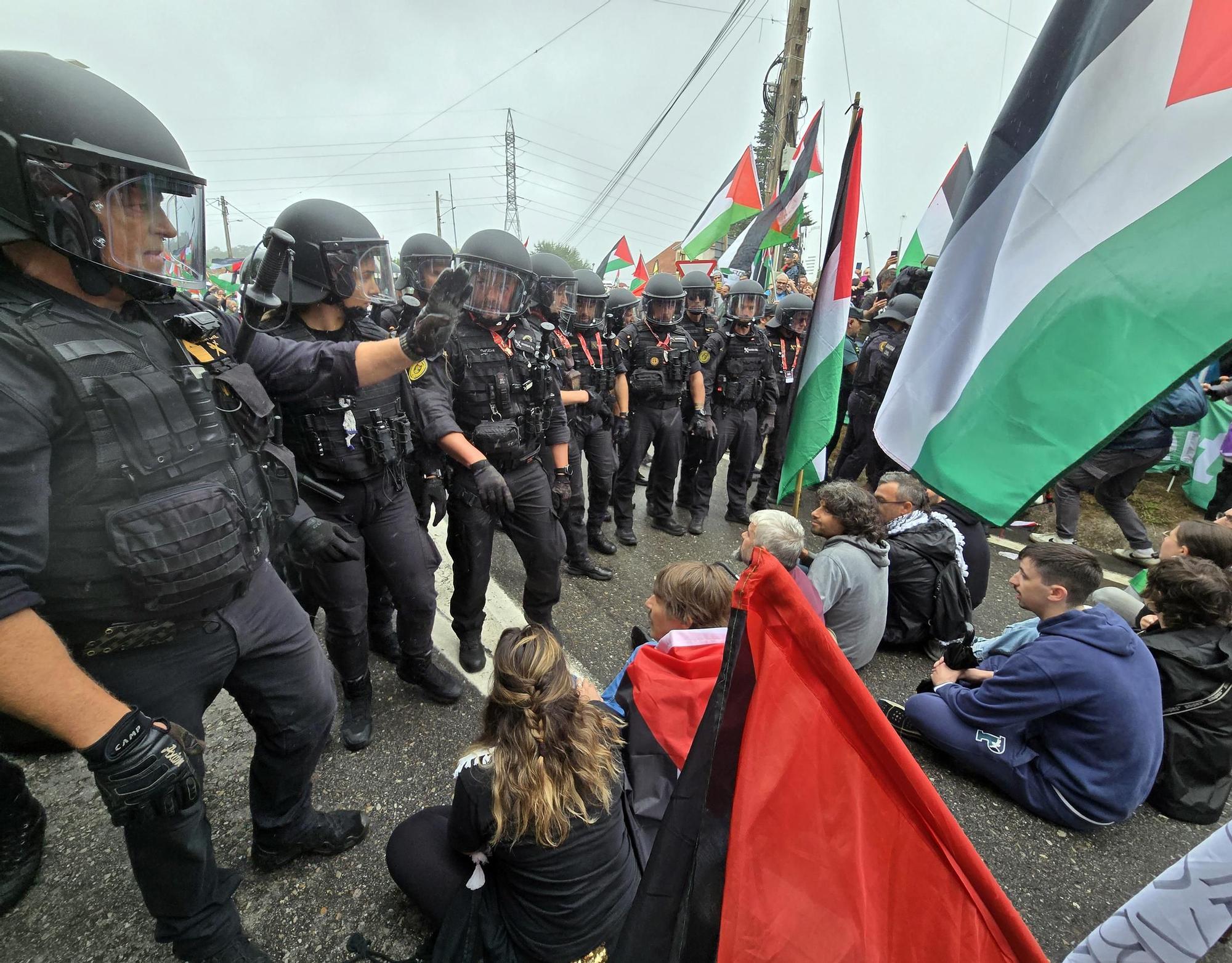 Concentraciones contra el equipo de Israel por el genocidio en Gaza durante el paso de La Vuelta por Pontevedra