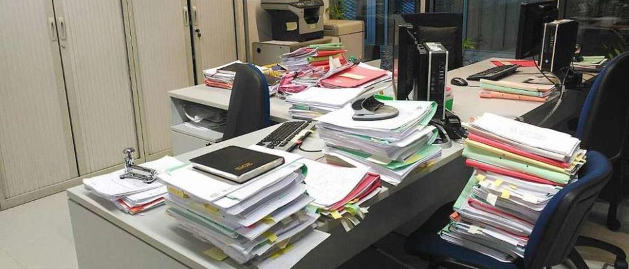 Varias pilas de expedientes, en una oficina judicial de Ourense, en una imagen de archivo. // Iñaki Osorio
