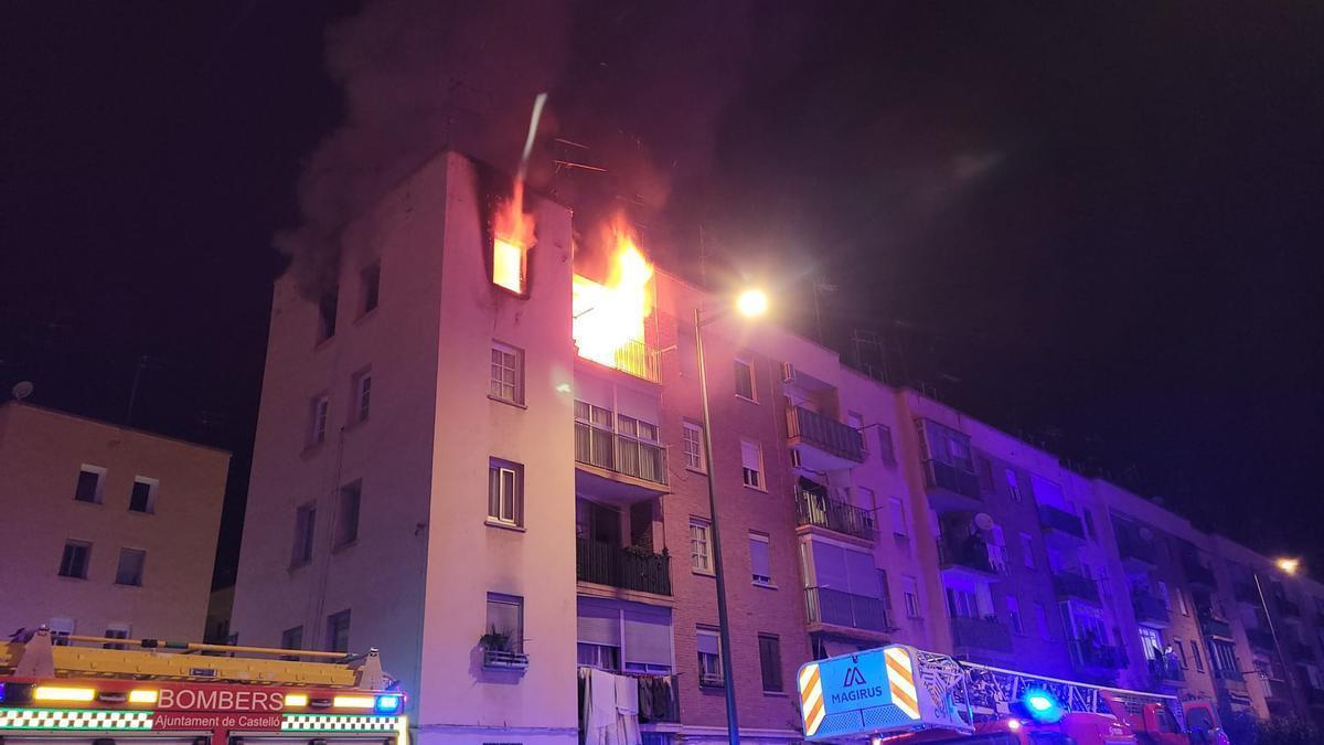 Un herido grave en un incendio declarado esta madrugada en Castelló