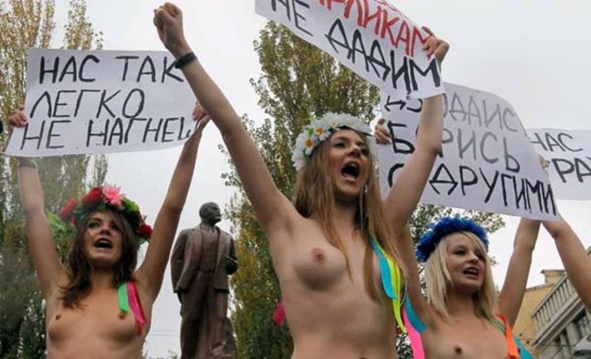 Unes feministes protesten a Kíev per la visita a Ucraïna del primer ministre rus, Vladímir Putin. Les pancartes reflecteixen el rebuig a la influència russa al país, amb lemes com ’Ucraïna no és una amant’ i ’No ens rendirem als nans del Kremlin’.