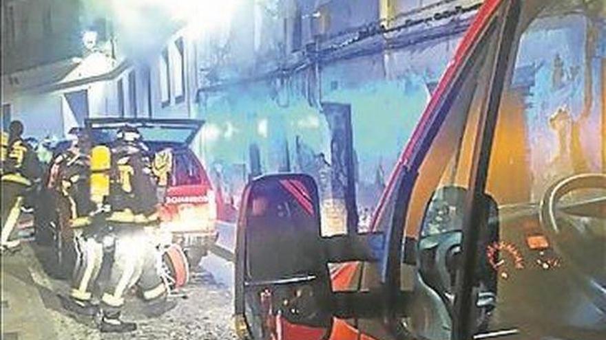 Tres personas evacuadas por un incendio en una casa abandonada