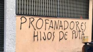 Pintadas franquistas en la sede del PSOE en Getafe (Madrid).