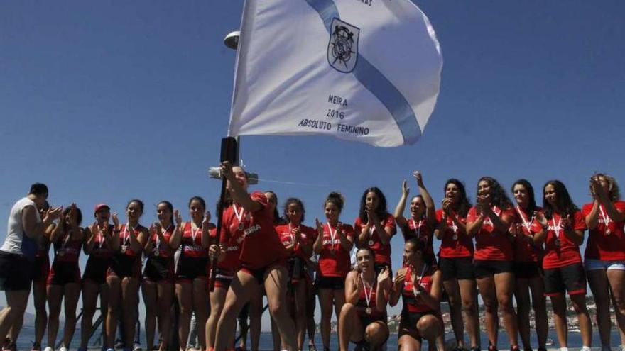 Las chicas de Cabo de Cruz ondean la bandera de campeonas. // Santos Alvarez
