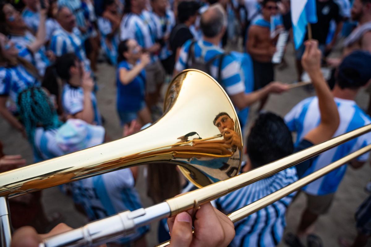 Aficionados argentinos se reúnen en la playa del Bogatell el día antes de la gran final contra España del Mundial