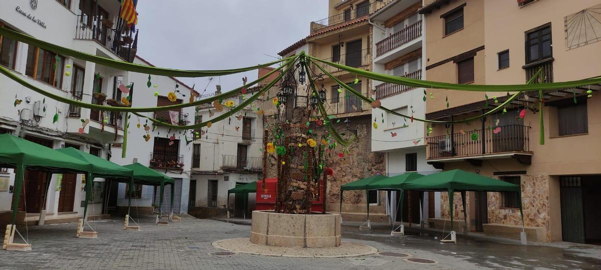 Calle decorada para la manzana esperiega en el Rincón de Ademuz