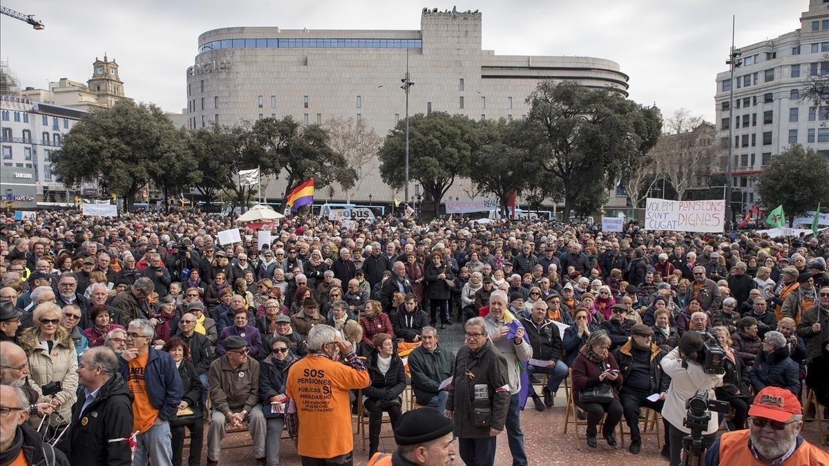 Ambiente de la concentración en la plaza Catalunya.