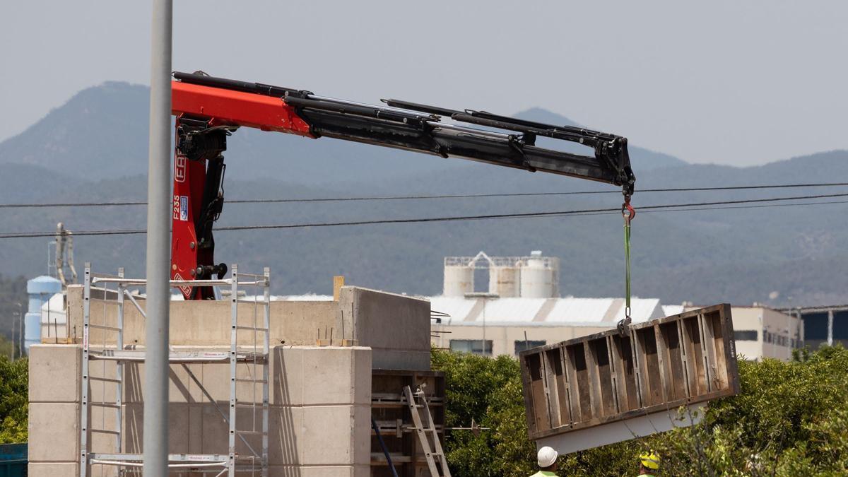 Obras para instalar la pasarela ciclopeatonal sobre la CV-10 en Onda