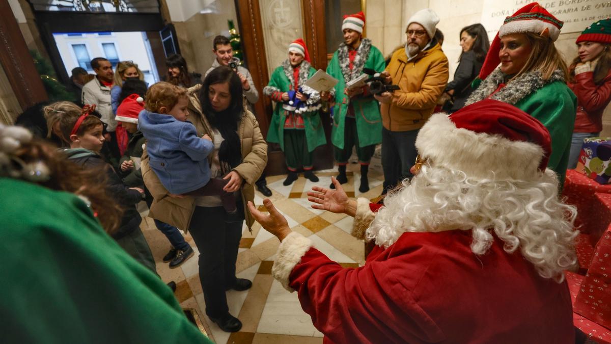 VÍDEO: Suspendida la Cabalgata de Papá Noel en Oviedo ante las inclemencias meteorológicas
