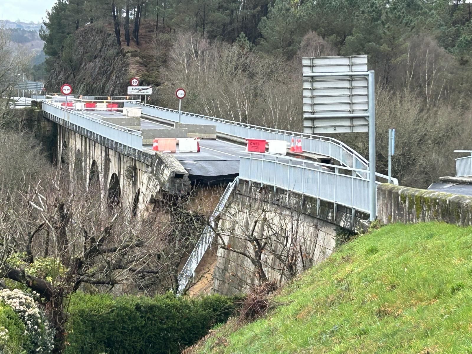 Colapsa parte de un puente sobre una carretera de Ourense