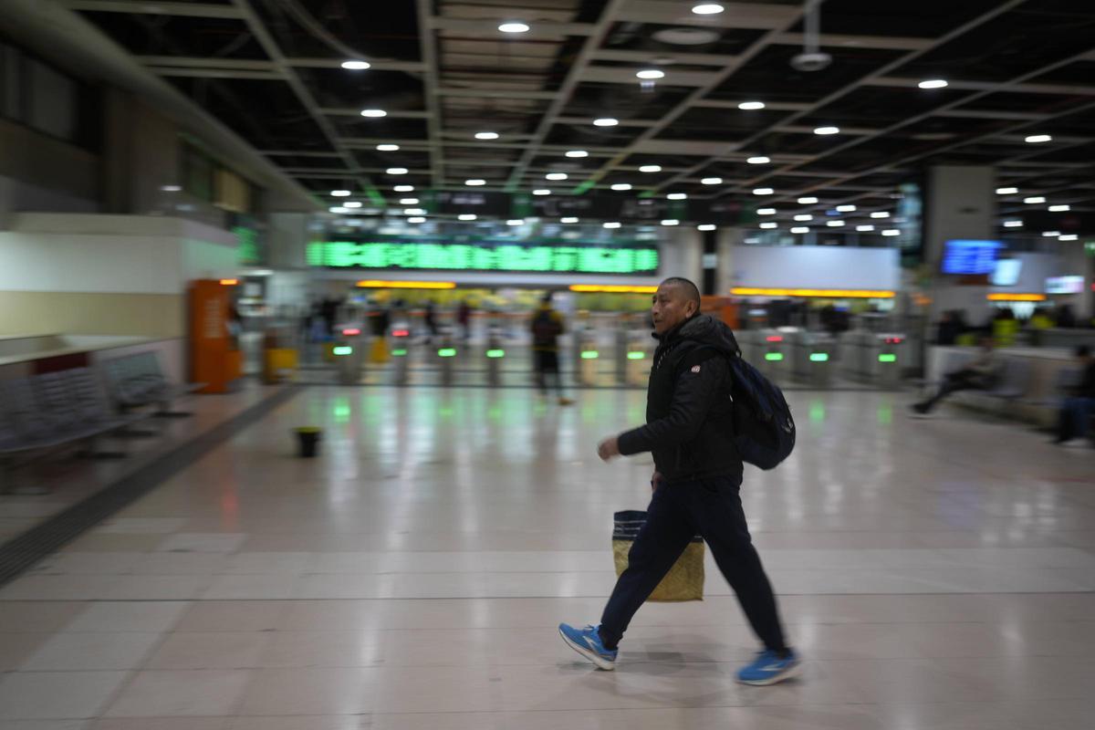 Pasajeros en la estación de Sants de Barcelona, a la espera de que se reanude el servicio de trenes de Rodalies